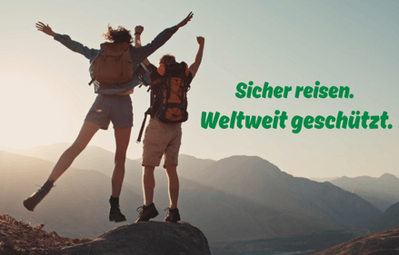 Zwei Reisende mit Rucksäcken stehen auf einem Berggipfel und genießen den Ausblick. Auslandsreiseversicherung - DEVK Versicherungsagentur Vera Holländer in Vacha
