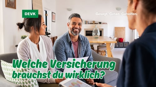 Paar sitzt bei einer persönlichen Versicherungsberatung mit einem Berater zusammen; im Bild steht „Welche Versicherung brauchst du wirklich?