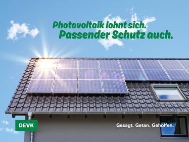 Modernes Haus mit Solaranlage auf dem Dach - Beitrag: Photovoltaik auf dem Dach? Dann sollte der Versicherungsschutz mitziehen