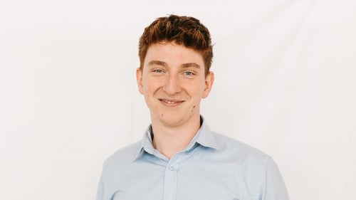 Dieses Foto zeigt Herrn Sebastian Pfützner lächelnd