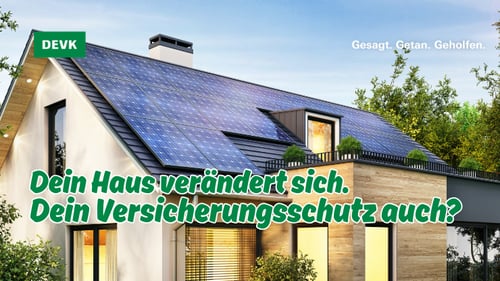 Hausbesitzer bei der Beratung zur Immobilienabsicherung und Wohngebäudeversicherung bei DEVK Simon Jones in Dachau.