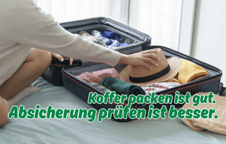 Eine Person packt Kleidung und einen Strohhut in einen Reisekoffer. Auf dem Bild steht: „Koffer packen ist gut. Absicherung prüfen ist besser.“ Das Motiv weist auf Reiserücktritt und Auslandskrankenversicherung vor dem Urlaub hin.