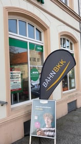 Bild zeigt eine Versicherungsagentur der DEVK mit einer Windflag