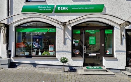 DEVK Geschäftsstelle Michaela Tratz in Wiehl - Außenansicht mit Schaufenster und Eingang