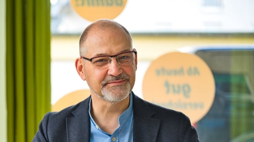 Agenturleiter Willi Steinmetz in der DEVK Geschäftsstelle Merzenich