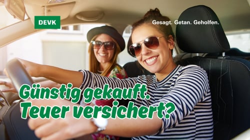 Zwei junge Frauen sitzen im Auto, eine davon am Steuer. Die Bildheadline „Günstig gekauft. Teuer versichert?“ verweist auf die Kosten der Kfz-Versicherung in Bochum.