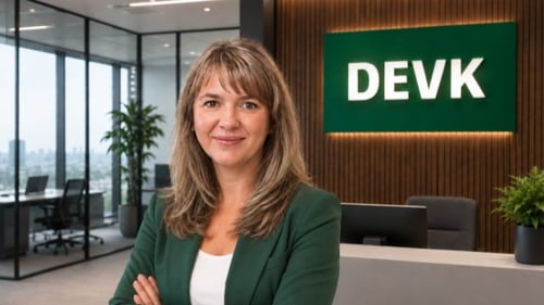 Eine Frau in einem modernen Büro der DEVK