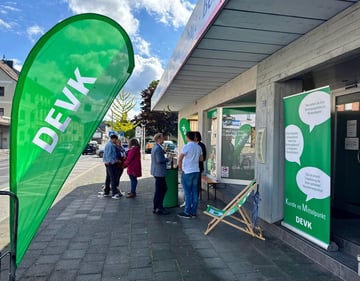 Auf dem Foto sind Kunden bei der Eröffnung der Geschäftsstelle in Eitorf zu sehen.