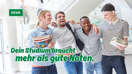 Junge Studierende stehen lachend zusammen in einem modernen Hochschulgebäude mit Büchern und Lernunterlagen. Im Bild steht: „Dein Studium braucht mehr als gute Noten.“