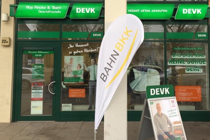 Außenansicht Geschäftsstelle Erkner mit einer BAHN BKK Fahne