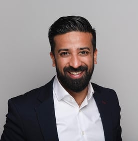 Bild vom lächelnden Agenturleiter - Fried Abid