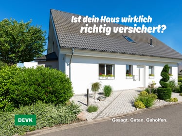 Modernes Einfamilienhaus mit Garten und gepflastertem Weg; Werbetext: Ist dein Haus wirklich richtig versichert?