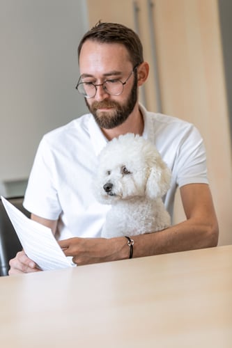 Agenturleiter mit Hund