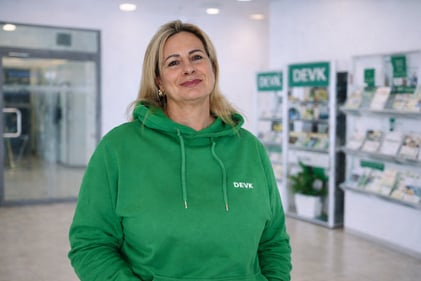Foto von Katja Lenz in einem grünen DEVK-Hoodie