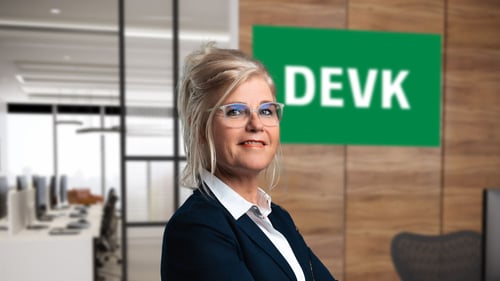 das Foto zeigt lächelnd die Agenturleiterin Kerstin Köhn, Sie ist stehend mit einem blauen Blazer tragend