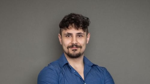 Auf dem Foto ist der Mitarbeiter Maurice Schulte zu sehen.