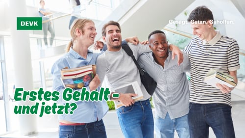 Vier junge Erwachsene mit Büchern und Laptop beim Berufs- oder Ausbildungsstart mit der Aufschrift „Erstes Gehalt – und jetzt?“ – DEVK.