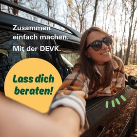 Junge Frau lehnt sich aus Autofenster