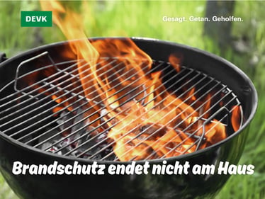 Blick auf den Zoitzberg in Gera mit Rauchschwaden über dem Waldgebiet – Symbol für Brandrisiken rund ums Haus und die Notwendigkeit, Wohngebäude- und Hausratversicherung auf Vollständigkeit zu prüfen.