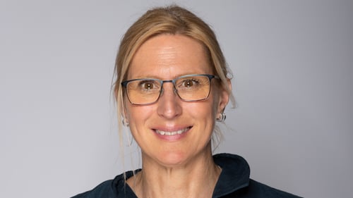 das Foto zeigt die Vertriebsassistentin Sonja Fränzl