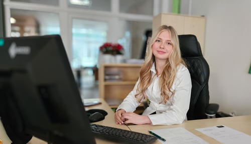 Auszubildende - Frau am Bürotisch sitzend