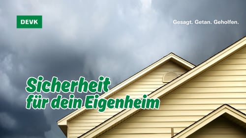 Eigenheim im Herbst mit Laub und Dachrinne – Thema Wohngebäudeversicherung und Versicherungsschutz bei der DEVK Versicherung Markus Fischer in Leimen.