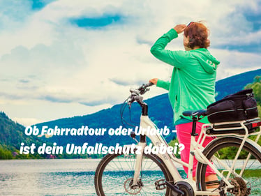 Frau mit Fahrrad und Rucksack im Freien, im Hintergrund ein See und Berge; auf dem Bild steht: „Mit dem Rad unterwegs oder im Urlaub? Genau dann zeigt sich, wie wichtig privater Unfallschutz sein kann."