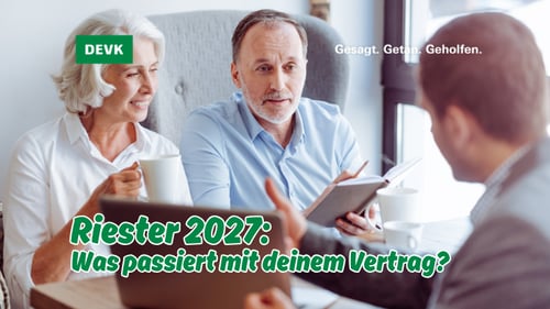 Beratungsgespräch zur Altersvorsorge mit Unterlagen und Laptop sowie der Aufschrift „Riester 2027: Was passiert mit deinem Vertrag?“