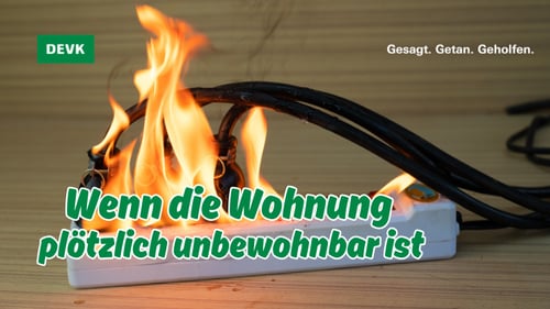Brennende Mehrfachsteckdose mit angeschlossenen Kabeln und der Aufschrift „Wenn die Wohnung plötzlich unbewohnbar ist“ als Symbol für einen Brandschaden in der Wohnung.
