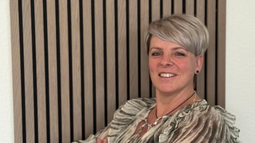 das Foto zeigt lächelnd im Blüschen die Büroleiterin Ivonne Caspari