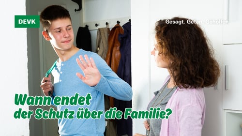 Junger Mann verabschiedet sich beim Auszug von seiner Mutter; eingeblendete Frage „Wann endet der Schutz über die Familie?“ zum Thema Haftpflichtversicherung.