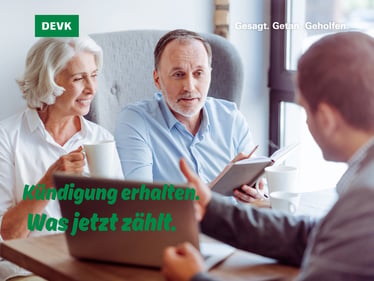 Beratungsgespräch zur Rechtsschutzversicherung bei der DEVK Nürnberg – Ehepaar informiert sich nach einer Kündigung über rechtliche Absicherung im Arbeitsrecht.