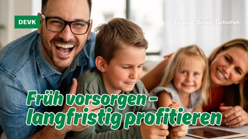 Familie mit Kindern zu Hause als Symbol für frühzeitige Vorsorge und langfristige Absicherung – DEVK Grundfähigkeitsversicherung für Kinder.