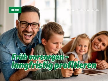 DEVK Grundfähigkeitsversicherung: Familie mit Kindern zuhause als Symbol für frühzeitige Vorsorge und finanzielle Absicherung.