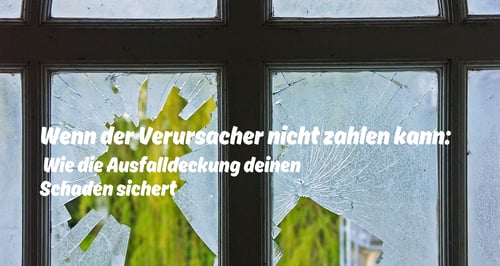 Bild eines zerbrochenen Fensterglases zur Frage: Der Verursacher deines Schadens kann nicht zahlen? -  Wie die Ausfalldeckung deinen Schaden sichert