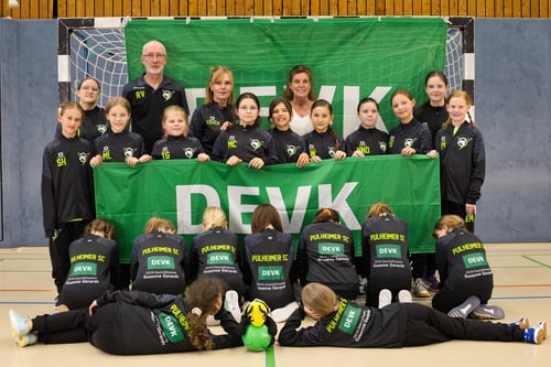 DEVK Versicherung Pulheim unterstützt Mädchen-Handballteam aus der Region