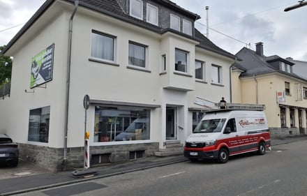 Bild von der neuen Agentur von draußen, wo die neuen Werbeschilder montiert werden.