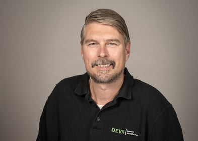 Zu Sehen ist einer der Mitarbeiter der Agentur im Schwarzen polo Shirt