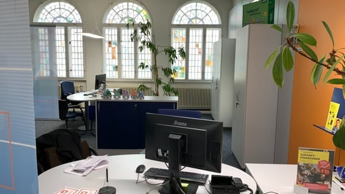 Ein Büroarbeitsplatz in einer Bankfiliale