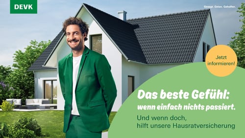Der Presenter im grünen Anzug ist vor einem Einfamilienhaus im Hintergrund zu sehen. Oben links befindet sich das DEVK-Logo. Rechts der Claim „Gesagt. Getan. Geholfen.“ Die untere rechte Ecke wird belegt von dem Slogan: Das beste Gefühl: wenn einfach nichts passiert. Und wenn doch, hilft unsere Hausratversicherung.“ Dies ist auf einem grünen Halbkreis gedruckt. Darüber ist noch ein gelber Button mit dem Schriftzug „Jetzt informieren!“