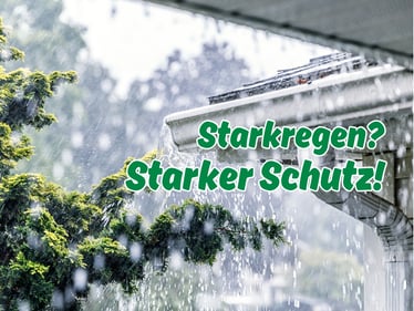 Starkregen vor einem Wohnhaus als Hinweis auf Elementarschutz und Versicherung gegen Überschwemmung.