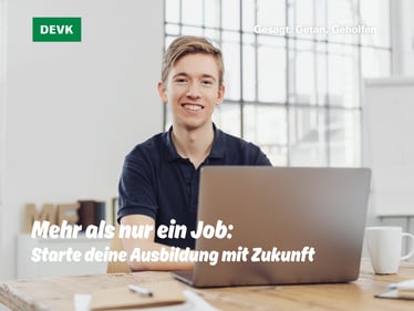 Junge sitze am Laptop und lächelt in die Kamera - Titel des Newsbeitrags: Deine Ausbildung mit Zukunft
