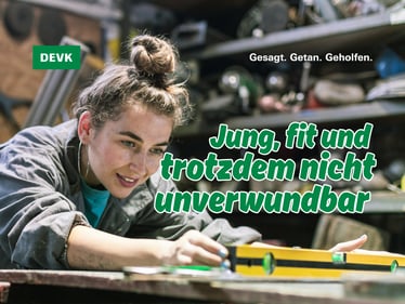 Ausbildungsstart im Handwerk: Erfahre, warum Berufsunfähigkeit früh wichtig werden kann. Verständliche Beratung in Bochum-Wattenscheid. Junger Auszubildender bei der Arbeit in einem handwerklichen Betrieb in Bochum – Beitrag zur Berufsunfähigkeitsversicherung für Azubis.