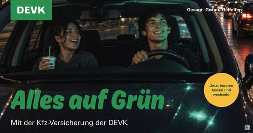 Zwei Menschen sitzen im Auto. Es ist dunkel aber alles auf grün.