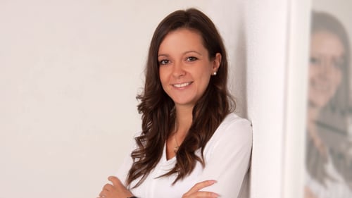 Das Foto zeigt die Agenturleiterin Susann Grundmann lächelnd.