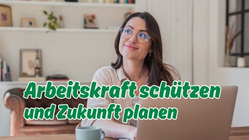 Berufstätige Frau am Laptop zum Thema Berufsunfähigkeitsversicherung bei DEVK Jens Lenarth in Berlin-Adlershof.