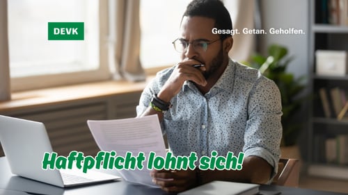 Mann prüft Unterlagen am Laptop mit der Aufschrift „Haftpflicht lohnt sich!“ – DEVK Privathaftpflicht und persönliche Beratung.