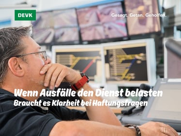 Mitarbeiter im Verkehrsleitstand vor mehreren Monitoren mit dem Hinweis auf Haftungsfragen bei Ausfällen im Dienst