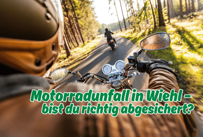 Motorradfahrer auf einer sonnigen Waldstraße bei Wiehl mit der eingeblendeten Frage „Motorradunfall in Wiehl – bist du richtig abgesichert?“