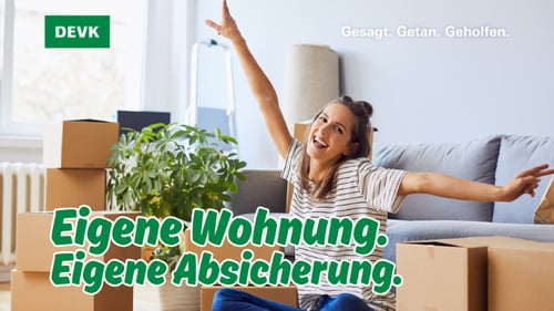 Junge Frau freut sich zwischen Umzugskartons über ihre erste eigene Wohnung. DEVK – Informationen zu Hausrat- und Haftpflichtversicherung in Treuchtlingen.